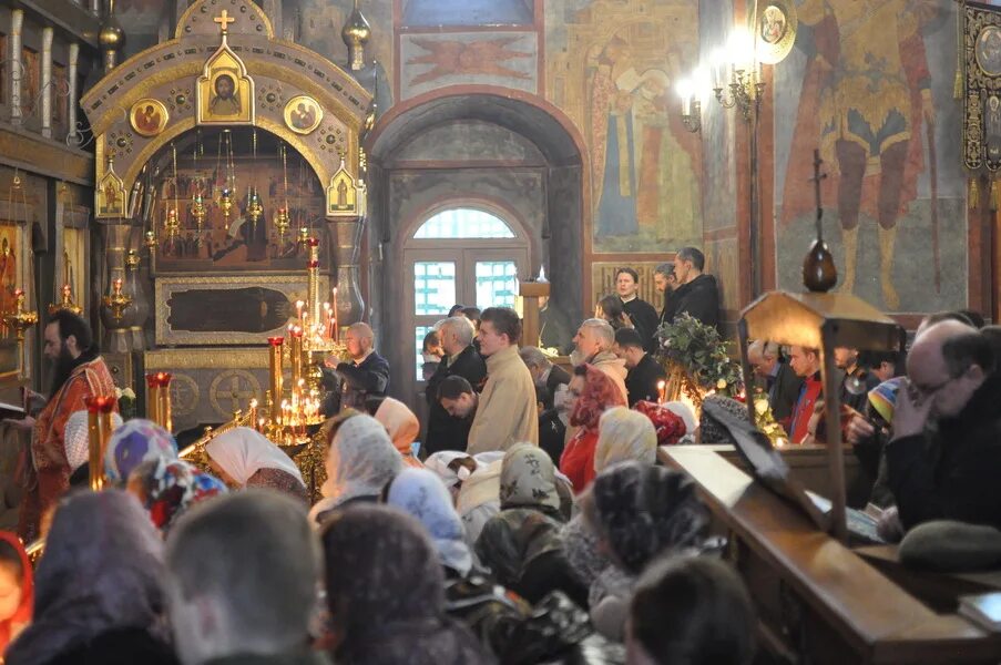Собор христа спасителя литургия. Сегодня идет служба в церкви. Литургия торжество православия чин служба в храме праздник. Патриарх на службе в храме христа спасителя. Служба в церкви.