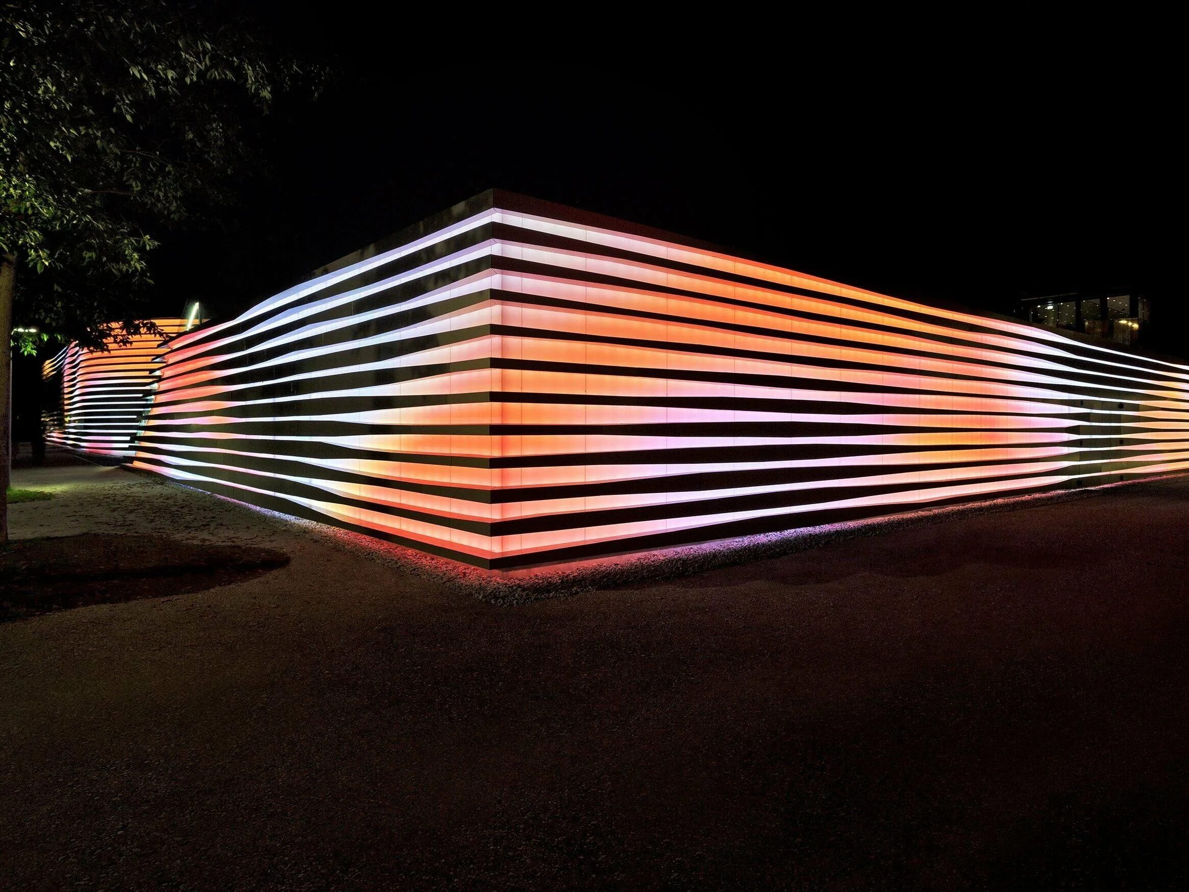 Декоративное освещение зданий. Динамическая подсветка фасада. Ривьера медиафасад. Led building. Подсветка стеклянных зданий.