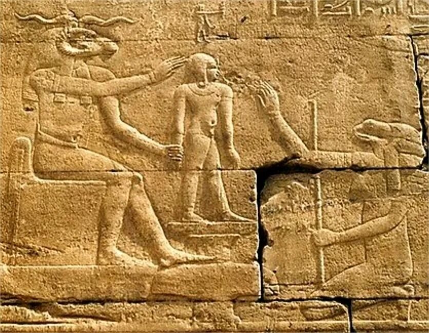 ХНУМ древний Египет. ХНУМ Бог Египта. Бог ХНУМ лепит людей. Гильгамеш древний Египет.