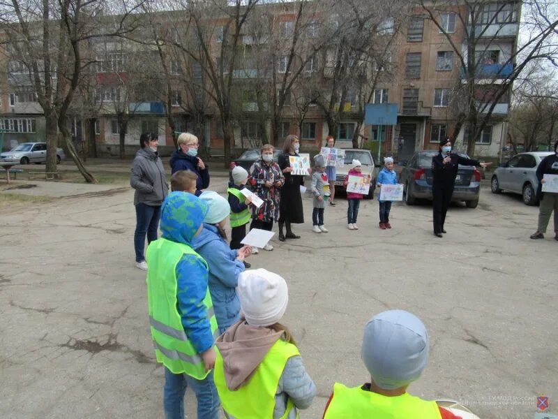 Дети гуляют во дворе. Люди гуляют во дворе Озерск. Во дворе гуляет непогодь. Город Котлас дети гуляют во дворе. Во дворе гуляют 17 человек мамы