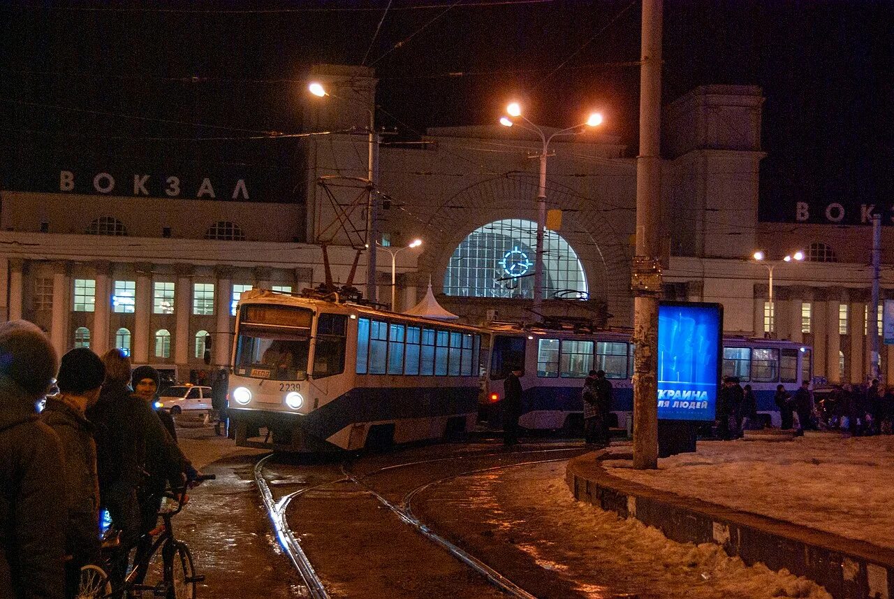 Вокзал днепропетровск. ЖД вокзал Днепропетровск. Днепровский вокзал. Вокзал Днепропетровск 1951. Станция Днепр.