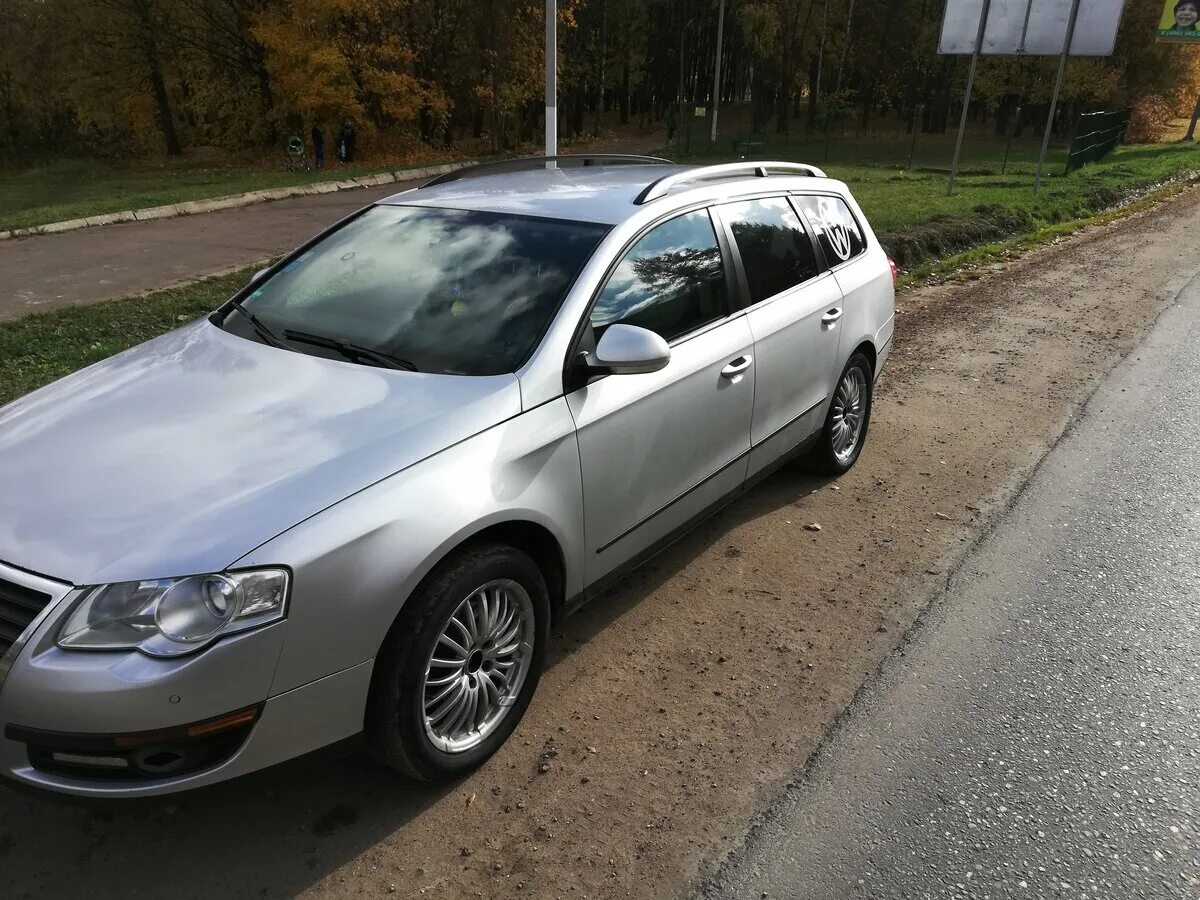 136 л купить. Volkswagen Passat b6 универсал. Фольксваген Пассат универсал серый. Серый Volkswagen Passat 2011 универсал серый. Пассат б6 универсал серый с черной крышей.