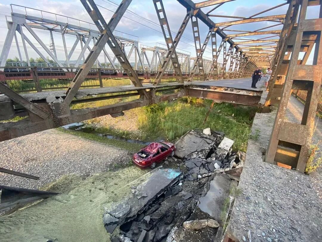 Мост Мукачево Рахів. Обвал моста. Рухнул мост. Обрушился мост в Закарпатье.