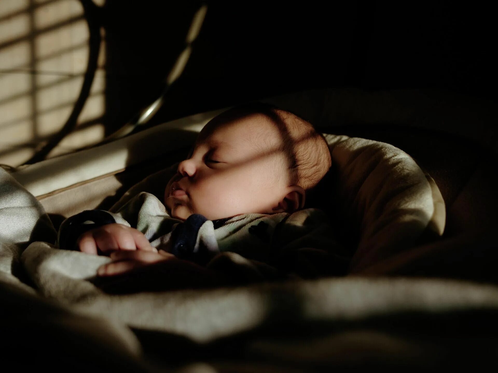 Девушка упала с девятого этажа. Человек упал с кровати. Человек лежит на кровати. Болезнь моямоя у детей. Малыш спит.