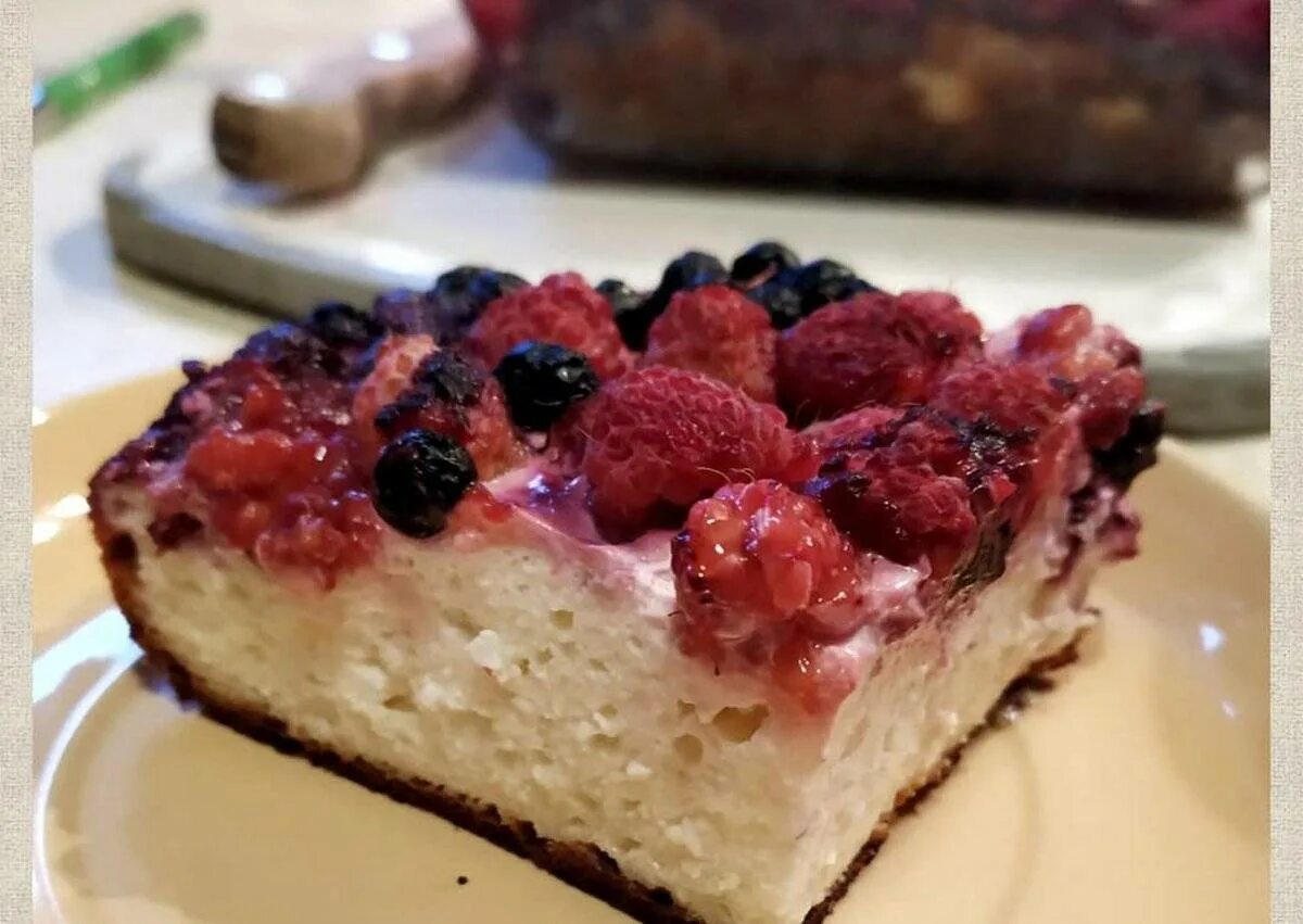 Тертый пирог с вишней. Песочный пирог с ягодами рецепт в духовке. Твороженный пирог с ягодами. Черничный песочный пирог с черникой. Песочный пирог с ягодами рецепт в духовке.