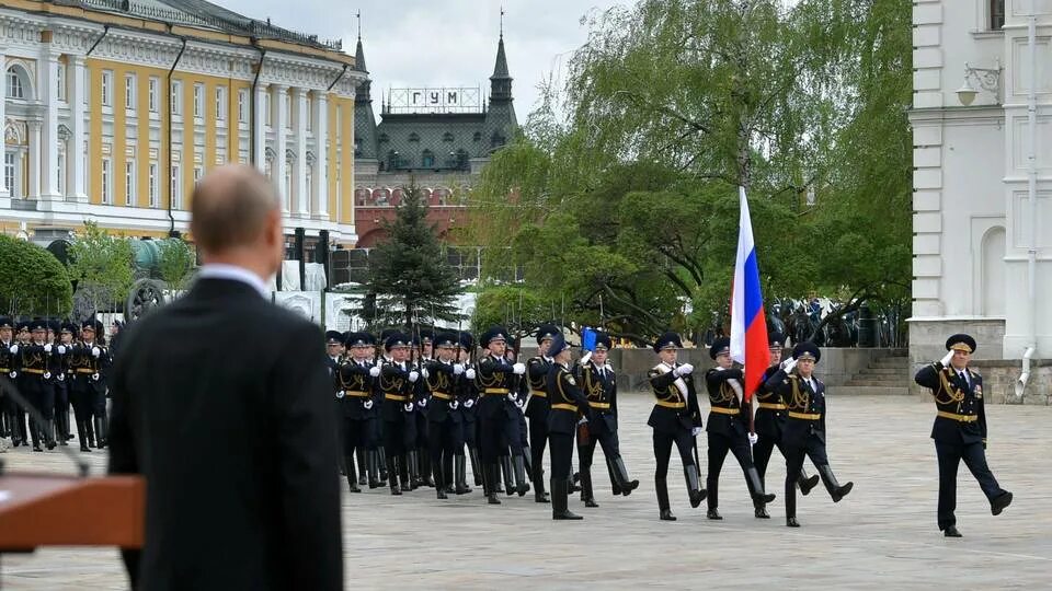 Как попасть на парад 9. ФСО президентский полк. Кремль Москва президентский полк. Рота почётного караула в Москве на Соборной площади Кремля. Президентский полк парад в Кремле.