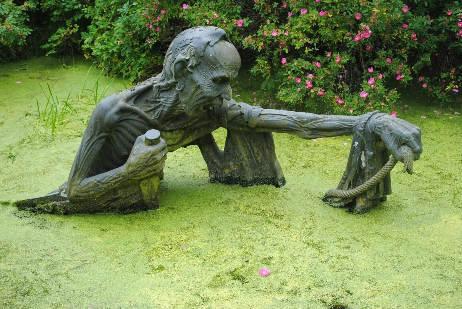 Почему люди создают необычные памятники. Парк Victoria’s way, Раундвуд, Ирландия скульптуры. Путь Виктории сад скульптур в Ирландии. Скульптура на болоте в Ирландии. Парк скульптур Виклоу Ирландия.