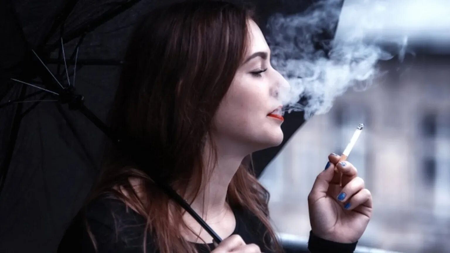 Курящая candid. Девушка с сигаретой. Курят сигареты на улице. Женщина курит. Волосы курящей женщины.
