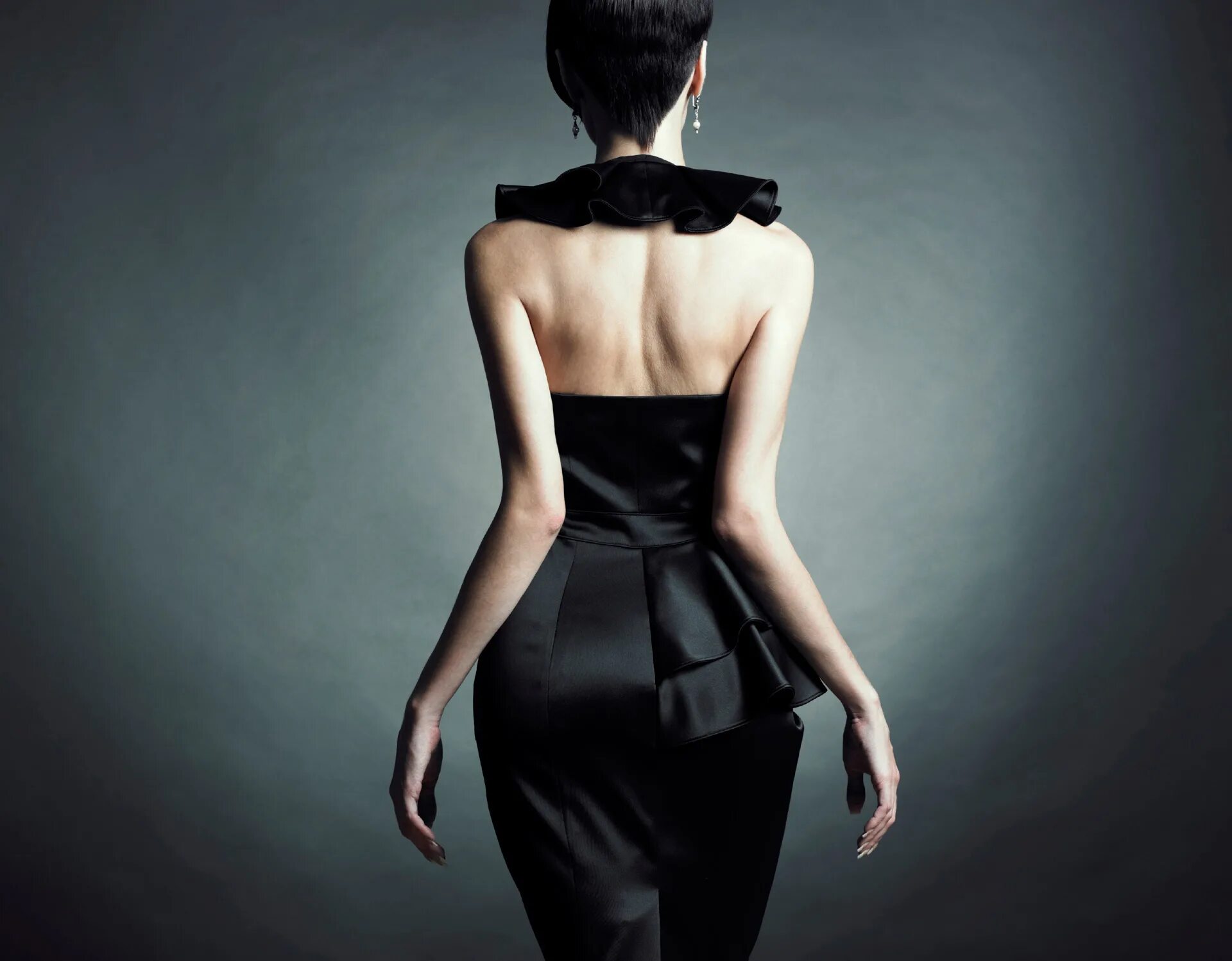 3 sensual. Женщина в черном платье. Модель в черном платье. Девушка в платье со спины.