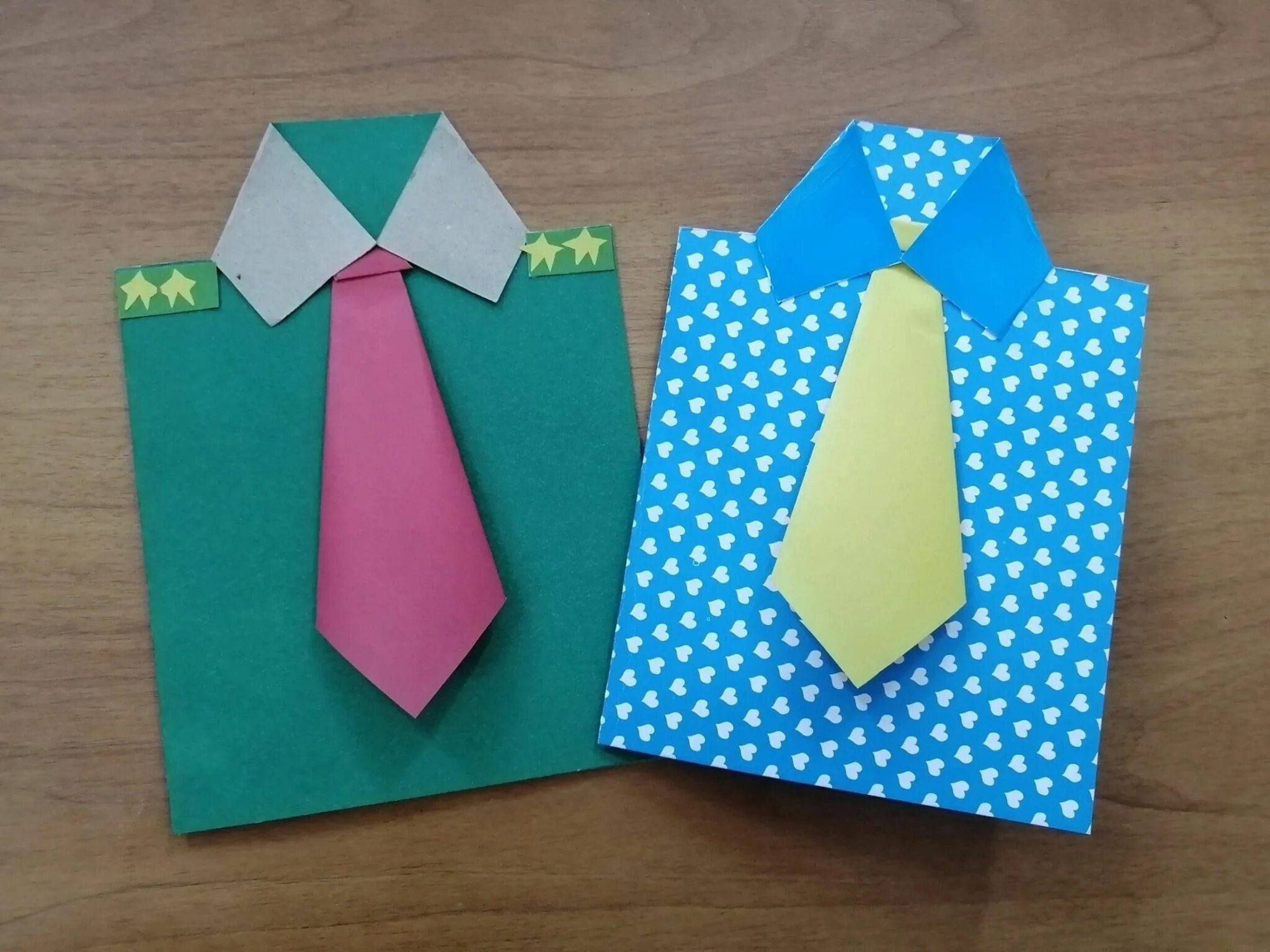 Подарок папе из цветной бумаги. Мастер класс подарок папе. Рубашка поделка из бумаги к 23 февраля. Подарки для пап. Подарок папе рубашка.