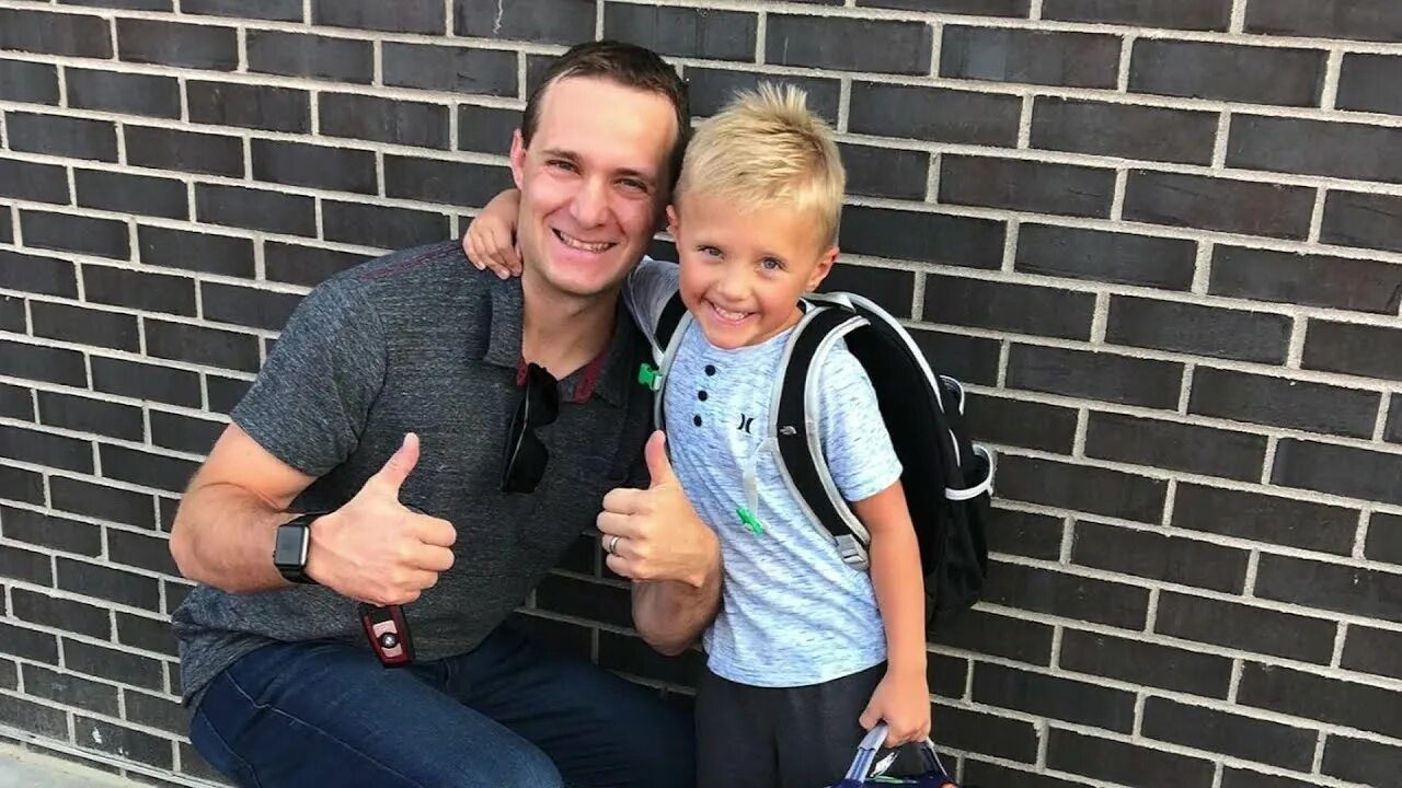 Отец в семье. The boy is taking money from his father. Мужчина и домашние дела. Отец и сын. Look after картинка.