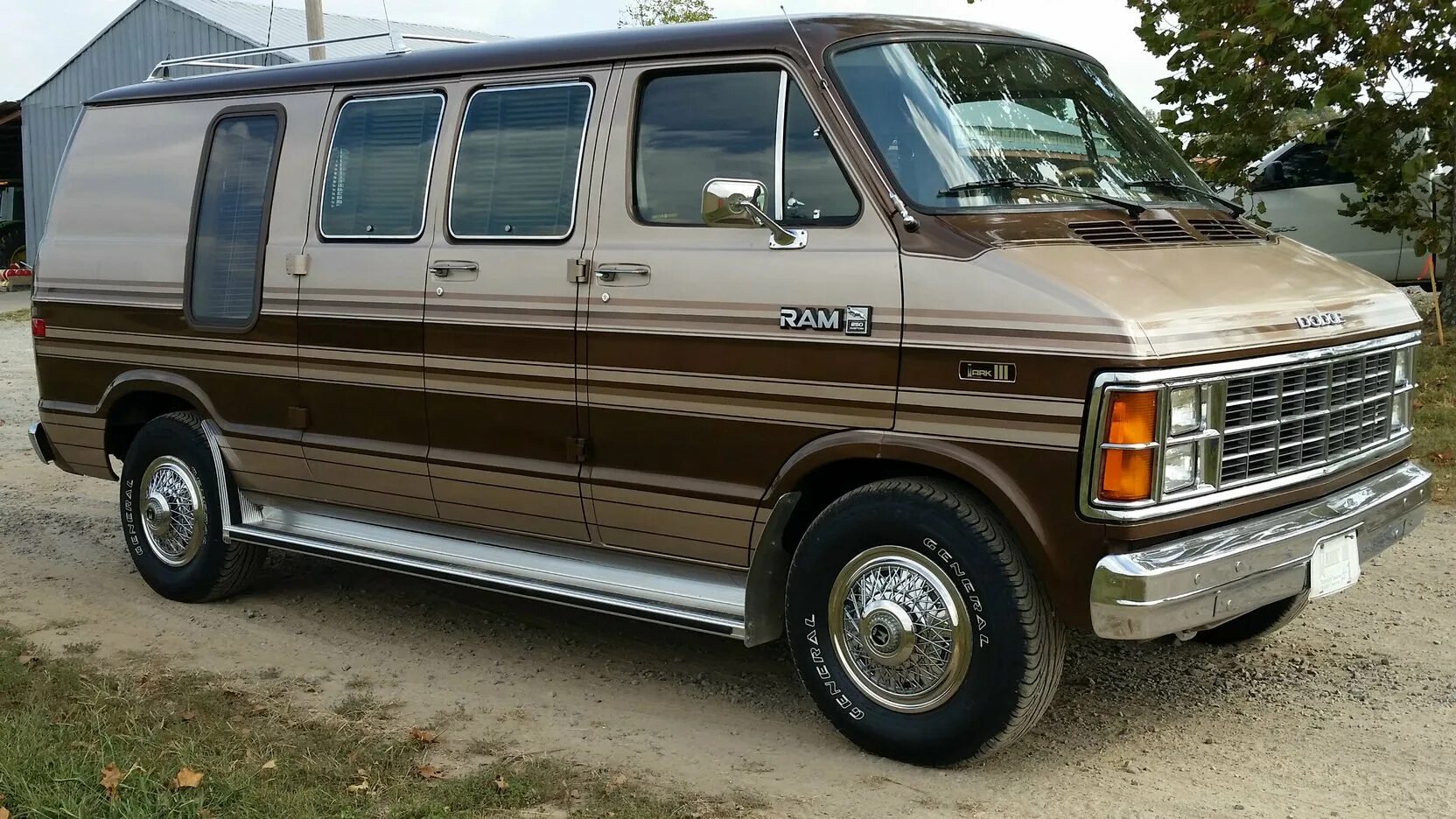 Додж микроавтобус. Dodge ram van b250. dodge ram van 250. dodge ram 250 микроавтобус. dodge ram van 1985.