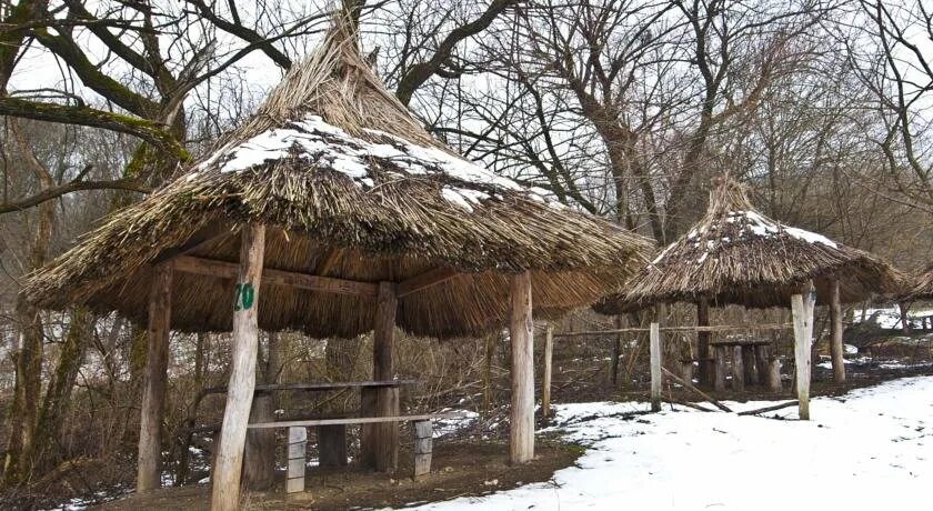 Фанагорийское очаровательная Полянка. Долина очарования горячий ключ беседки. Очаровательная Полянка горячий ключ беседки. Очаровательная Поляна горячий ключ.