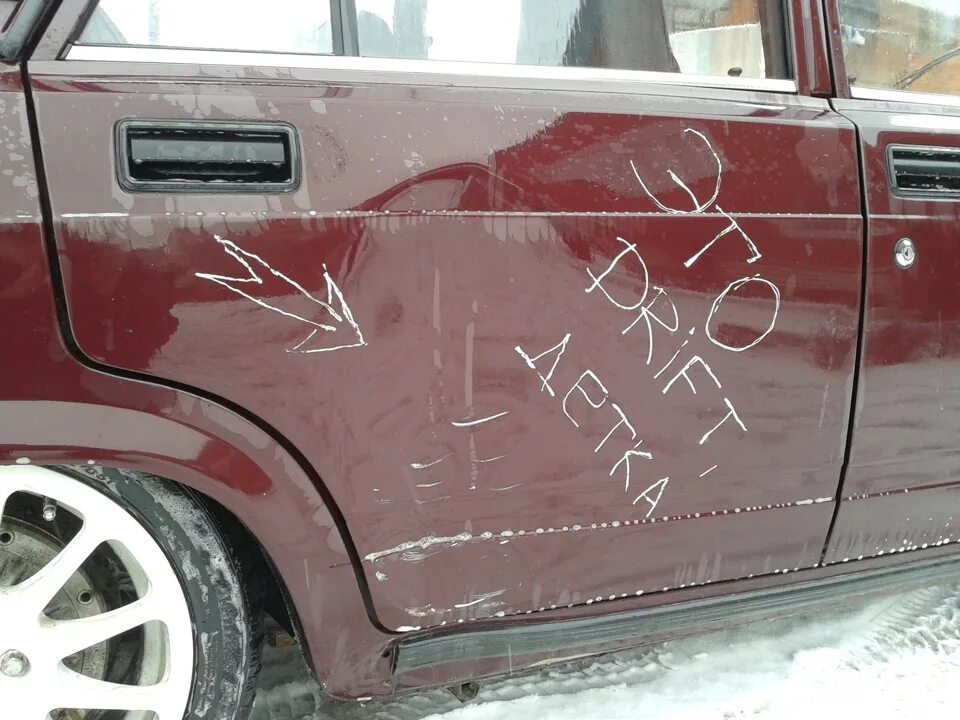 Рисунок дай угла. Дать угла на машине. Хотел дать угла. Отпечаток столба на машине. Столбов бояться в дрифт не входить.
