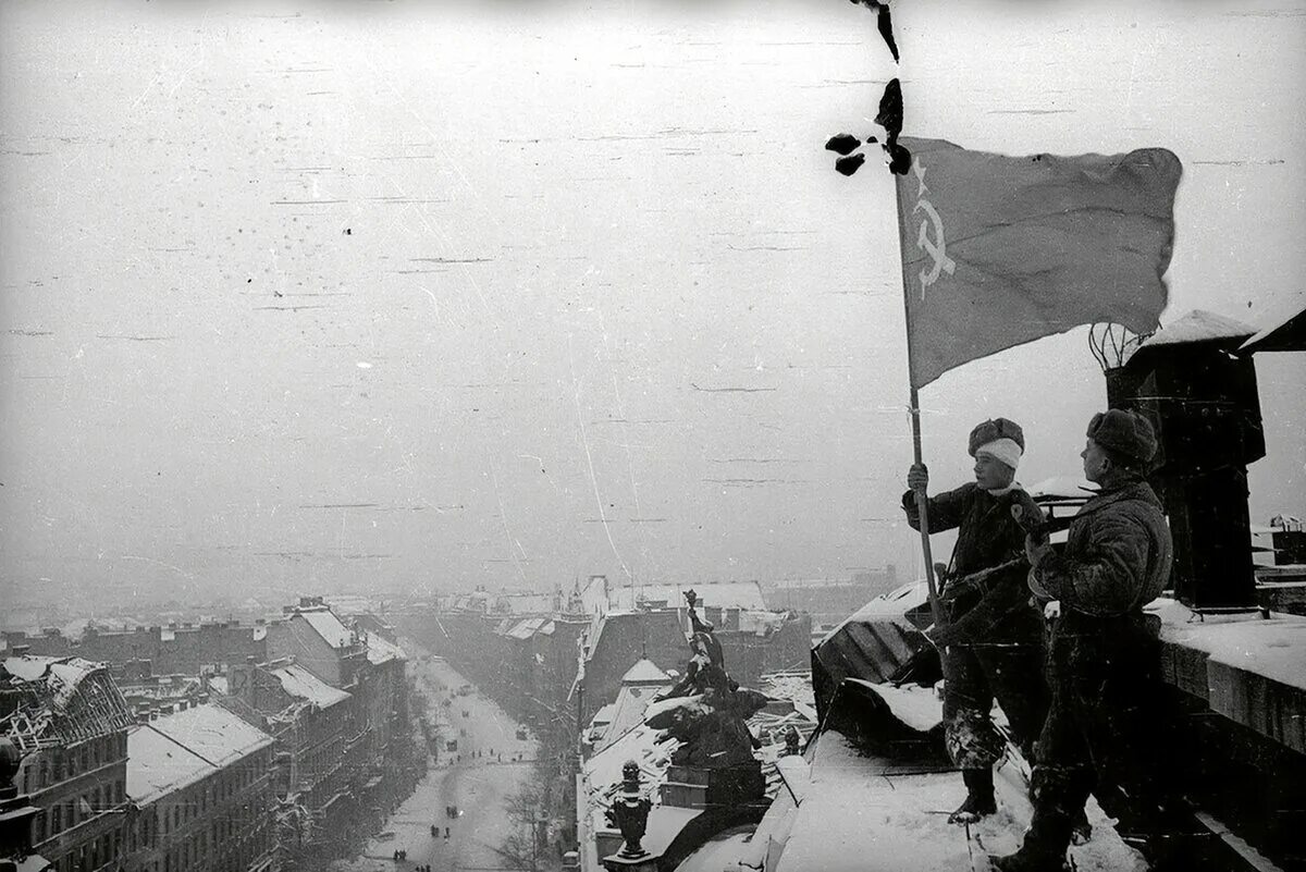 Флаг во время войны. Советский солдат Знамя Победы СССР. Красное Знамя Победы над Рейхстагом. Красное Знамя на Рейхстаге.