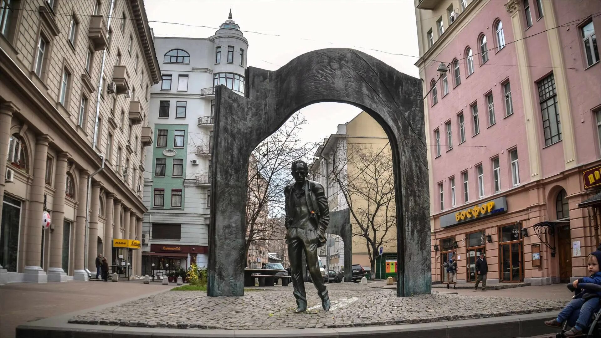 Старая арбатская. Памятник Окуджаве на Арбате. Памятники улица старый Арбат. Улица Арбат в Москве. Старый Арбат Москва памятник.