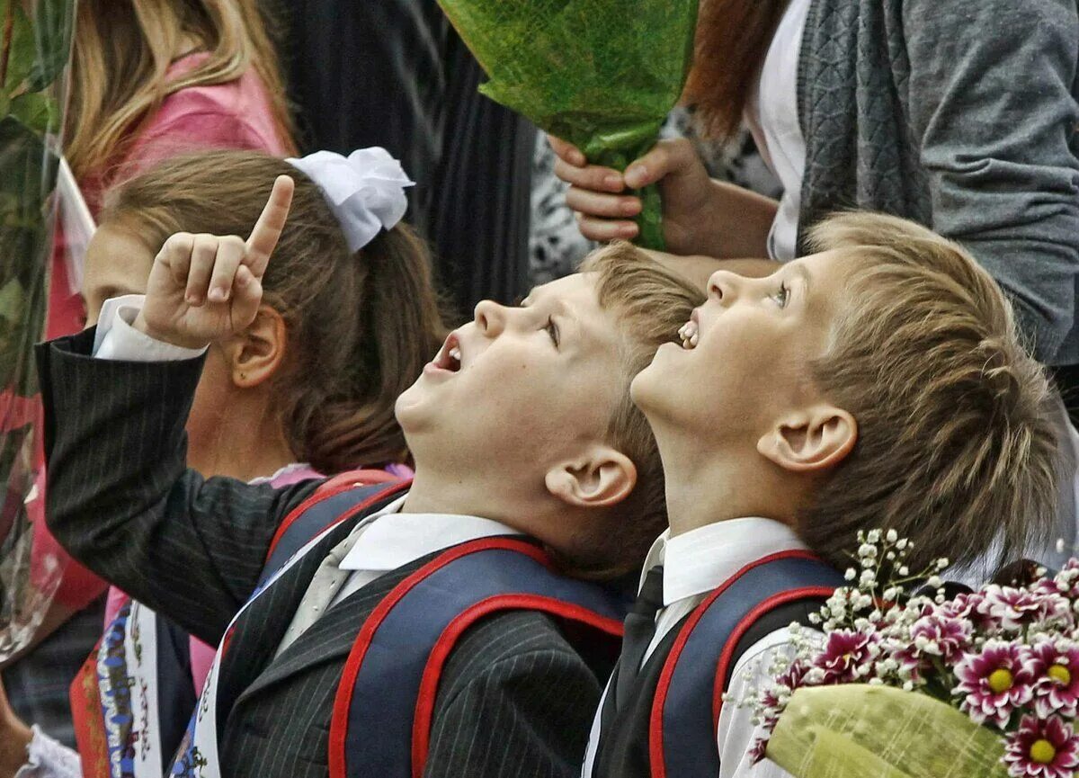 Театр 1 сентября. Школьники 1 сентября. смешные школьники. школьники картинки. смешные дети в школе.