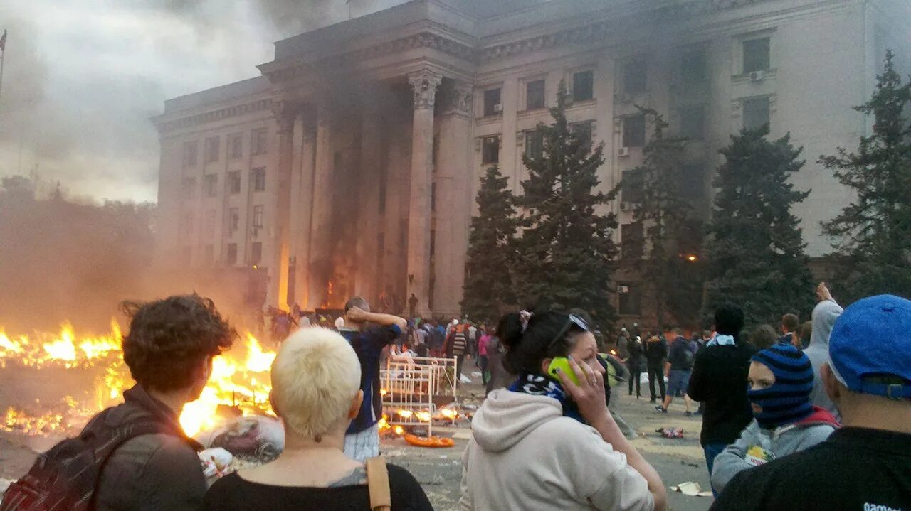 Одесский профсоюз. Дом профсоюзов в Одессе 2 мая 2014. Одесса 2 мая дом профсоюзов. Одесса 2014 дом профсоюзов. Одесса 02.05.2014 дом профсоюзов.