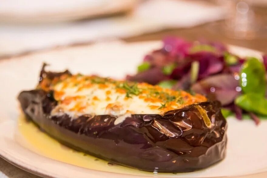 Рулетики из баклажан в томатном соусе. Курица с баклажанами. Баклажан с курицей рецепт с фото. Курица с баклажанами. Баклажаны фаршированные куриной грудкой.