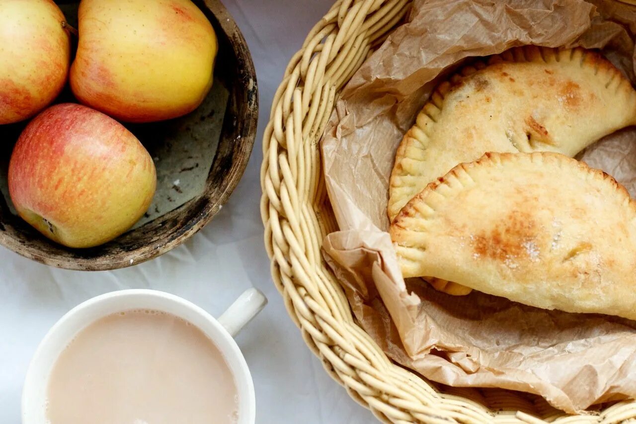 Пирожки сладкие с яблоком. Пирожки сладкие с яблоком. Пирожки кокроки. Пирожки сладкие с яблоком. Чижики выпечка.