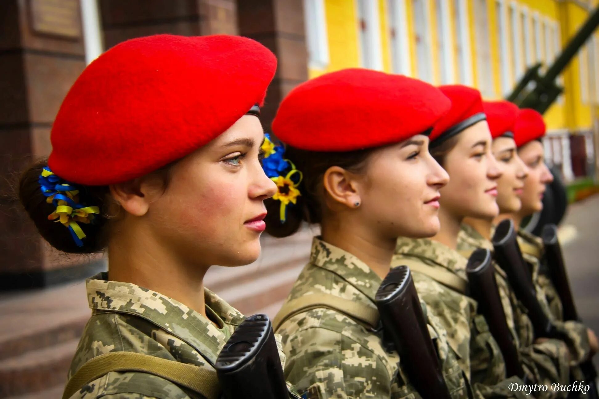 Украина девушки военные. Женщины в украинской армии. Украинки в военной форме. Девушки в армии Украины. Украинки в форме.