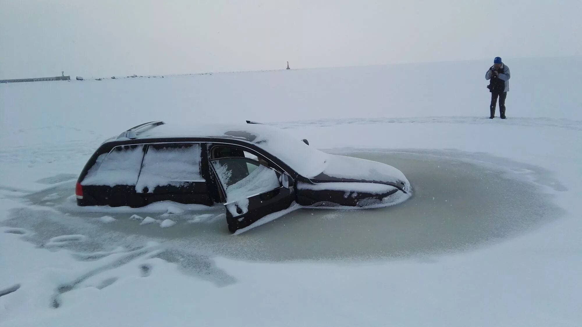 Можно на машине на лед. Машина подо льдом. Автомобиль провалился под лед. Машина вмерзла в лед. Машина во льду.