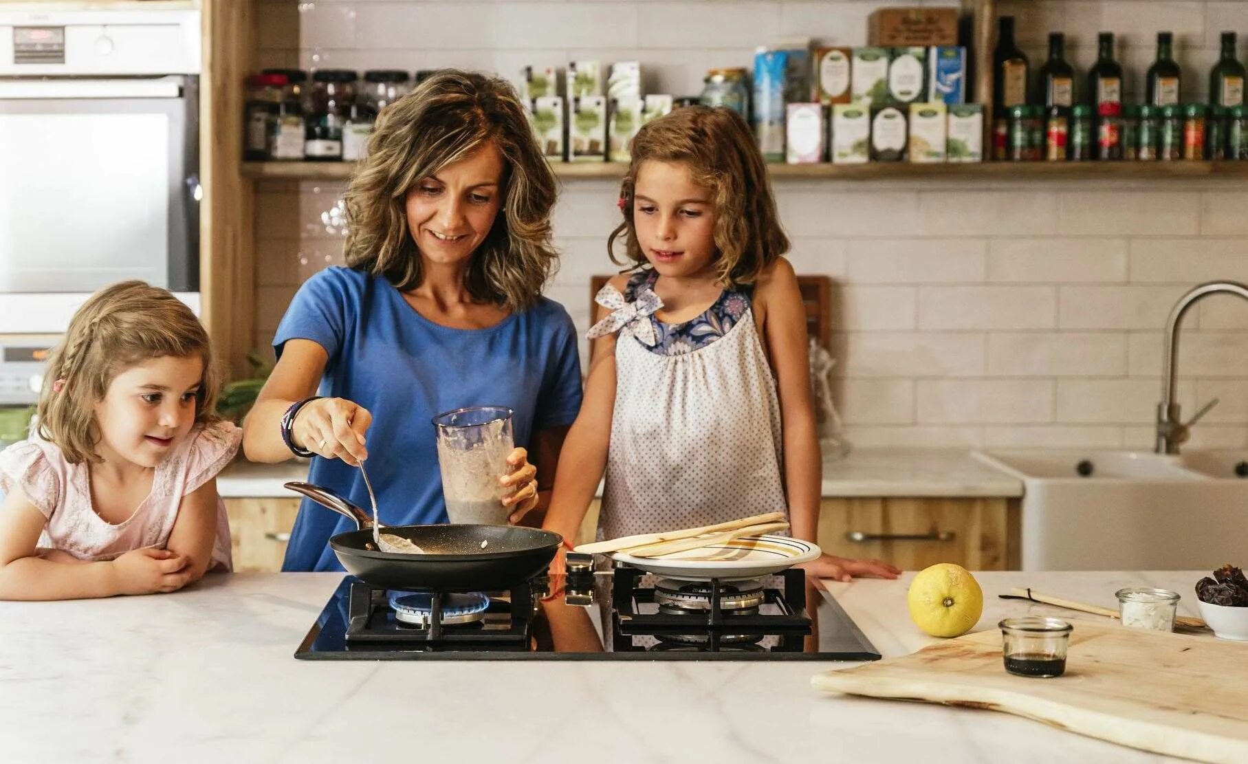 Две сестры готовят. My sister the cooking