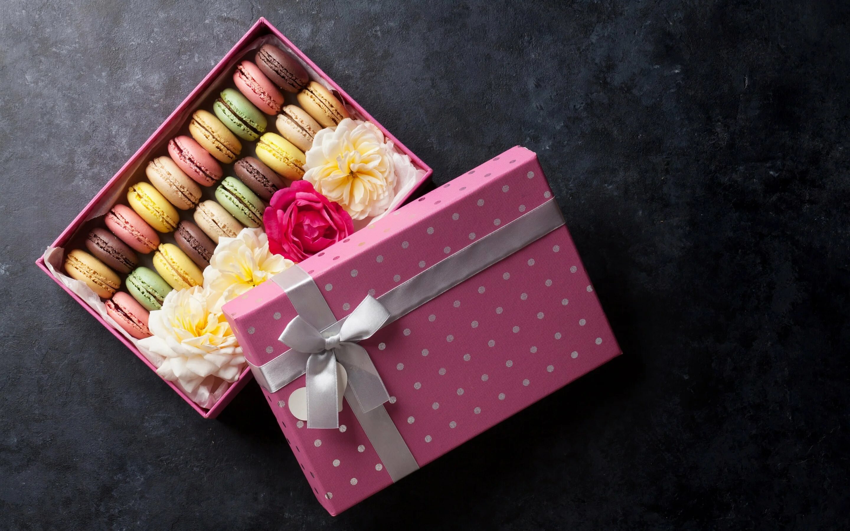 Коробочка с цветами своими руками. Букет из конфет в коробке. Коробки с цветами. Букет в коробке с конфетами. Сладкий букет в квадратной коробке.