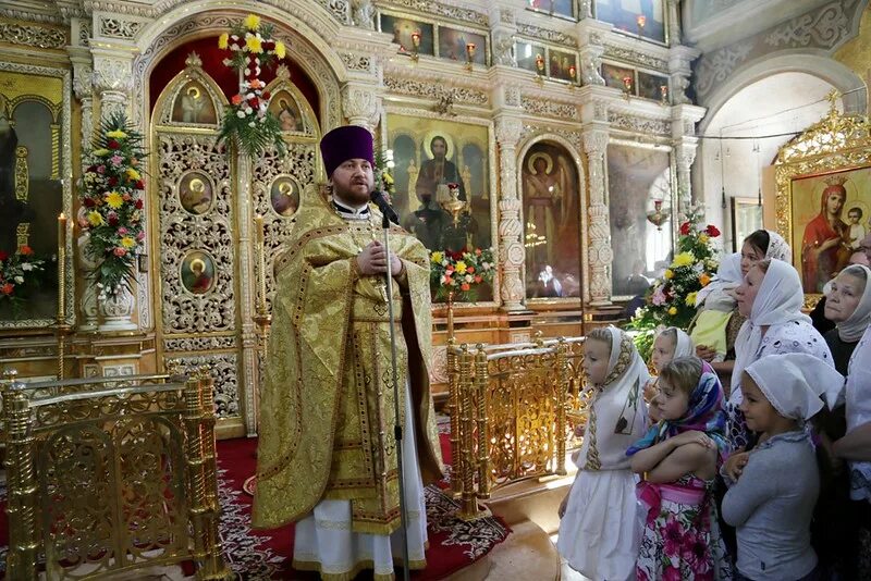 Рождество в храме картинки. Всехсвятская церковь минск внутри. Расписание на январь служб в храме. Богослужения в храмах минска. Богослужения в храмах минска.