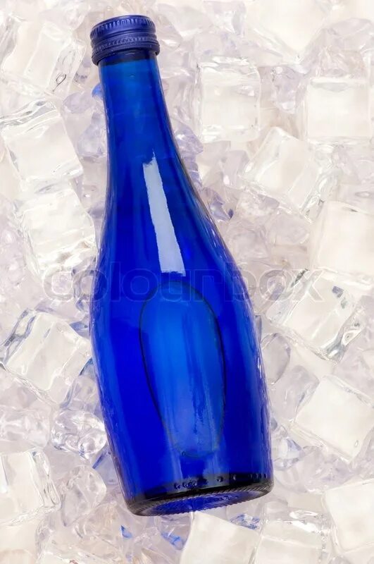 Вода в синей бутылке. Синяя бутылка. Синяя вода в бутылке. Минеральная вода синяя бутылка. Бутылка с синей жидкостью.