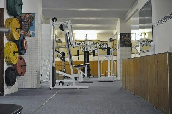 Богатырь 13 спортзал чехов. Тренажерный зал атлет улан удэ. Спортзал атлет самара. Фитнес центр атлет прокопьевск. Атлеты в спортзале.