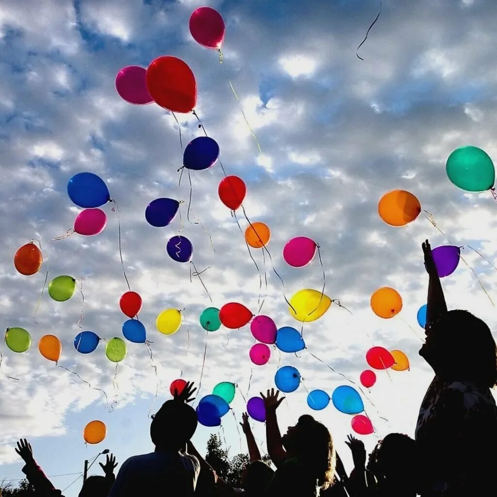 Шары в небо на выпускной. Воздушные шары. Воздушный шарик. Воздушные шарики в небе. Запускают шары.