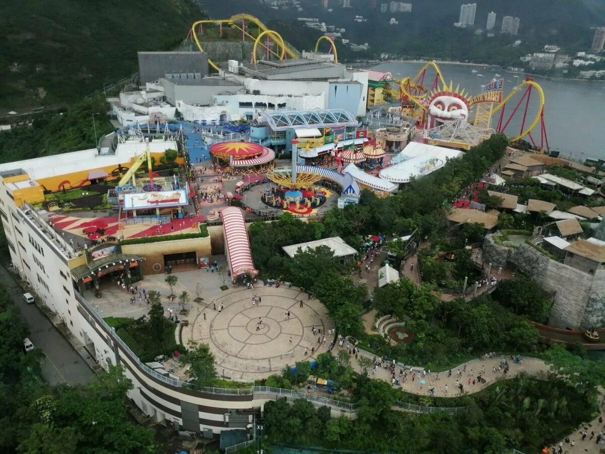 Оушен парк гонконг американские горки. Ocean park hong kong аттракционы. Ocean park в гонконге. Гонконг аквапарк. Оушен парк в гонконге.