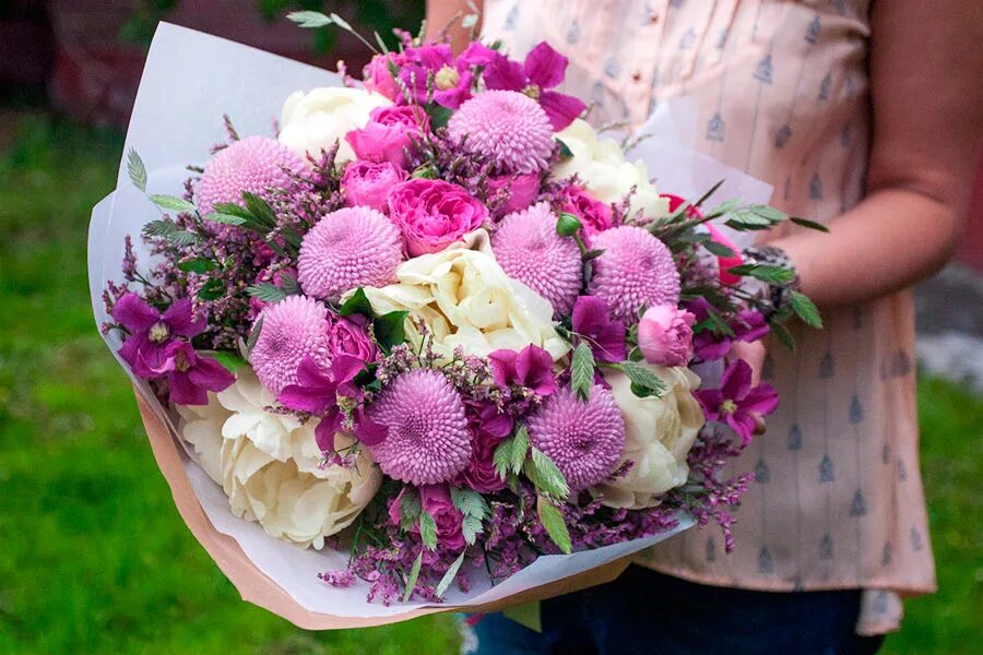 букеты с пионами и розами и хризантемами. пионы с хризантемами в букете. пионы с хризантемами в букете. букеты с пионами и розами и хризантемами. букет пионы хризантемы.