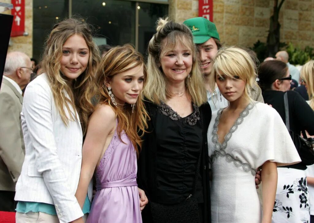 Сестренки старшая и младшая. Две сестры и братик. Брат и сестра близнецы. Анастасия павловна князева 2020. Брат выглядит старше сестры.