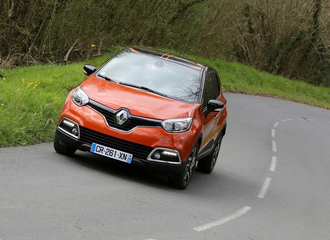 Рено Каптур. Renault Captur 2022. Противотуманные Рено Каптур. Рено Каптур красный с белой крышей.