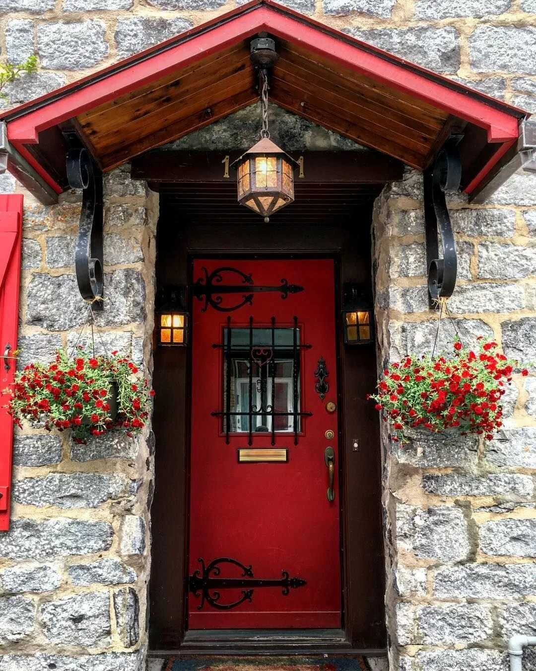 Красивые двери. Красная входная дверь в дом. Дом с красной дверью. Красная уличная дверь.