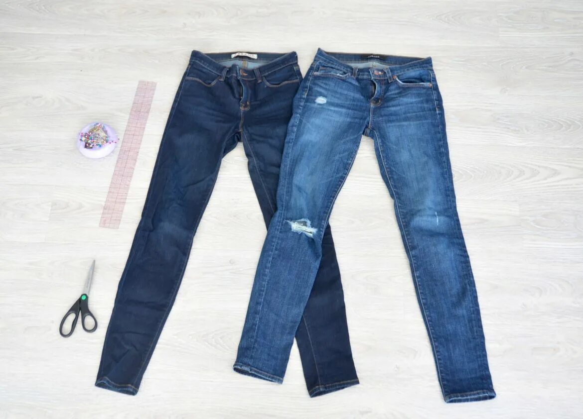 Две пары брюк. Фотосессия в джинсах. Ковбой в старых джинсах. Джинсовая одежда. Джинсовый стиль в одежде.