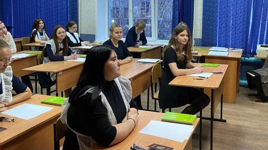 Итоговое сочинение выпускники прошлых лет. Выпускники пишут сочинение. егэ для выпускников прошлых лет. парта егэ. пишущий выпускник сочинение - картинки.