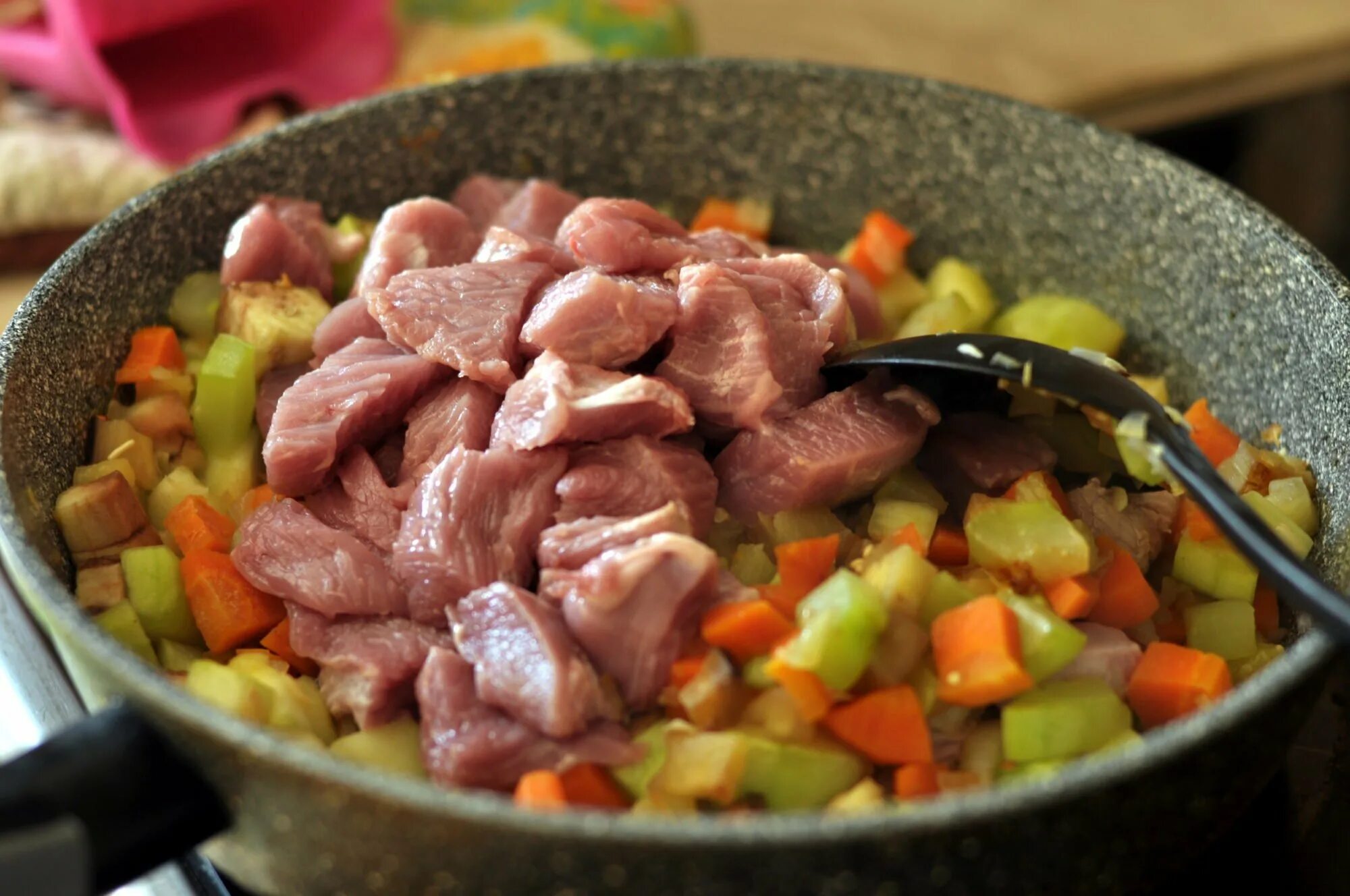 Рагу в кастрюле из картошки с мясом. Филе индейки тушеное с овощами. рагу с филе индейки. рагу индейки тушеные. рагу из индейки с овощами в духовке.