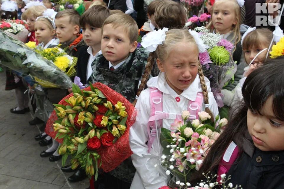 Школьники 1 сентября. Первоклашки в школе. Школа первоклассника. Первоклассник с цветами. Мама не пускает в школу