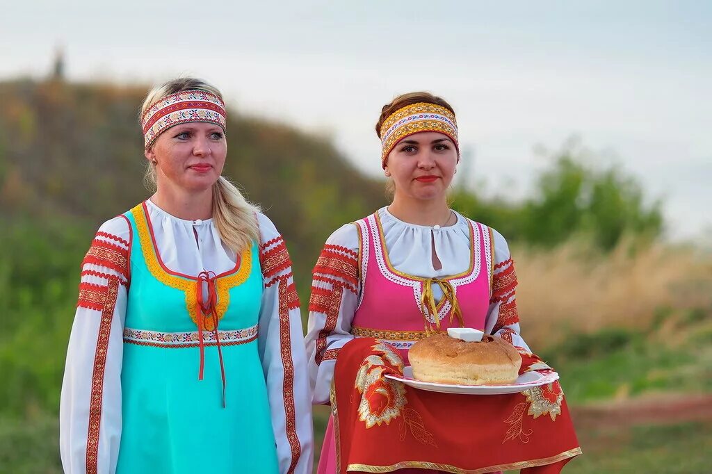 Татарск река. Волга Волга Татарская. Уральская раса. Лапоноиды. Народные костюмы людей которые живут на Волге на Волге.