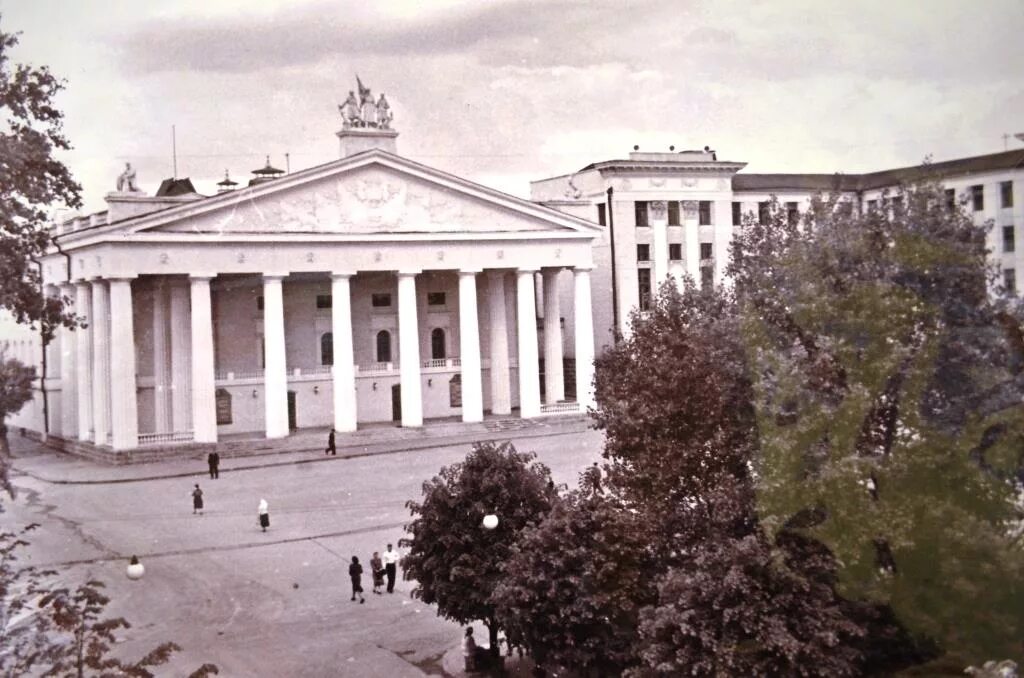 Старый Брянск площадь Ленина. Площадь Ленина Брянск драмтеатр. Драмтеатр Брянск до войны. Брянск 1950.