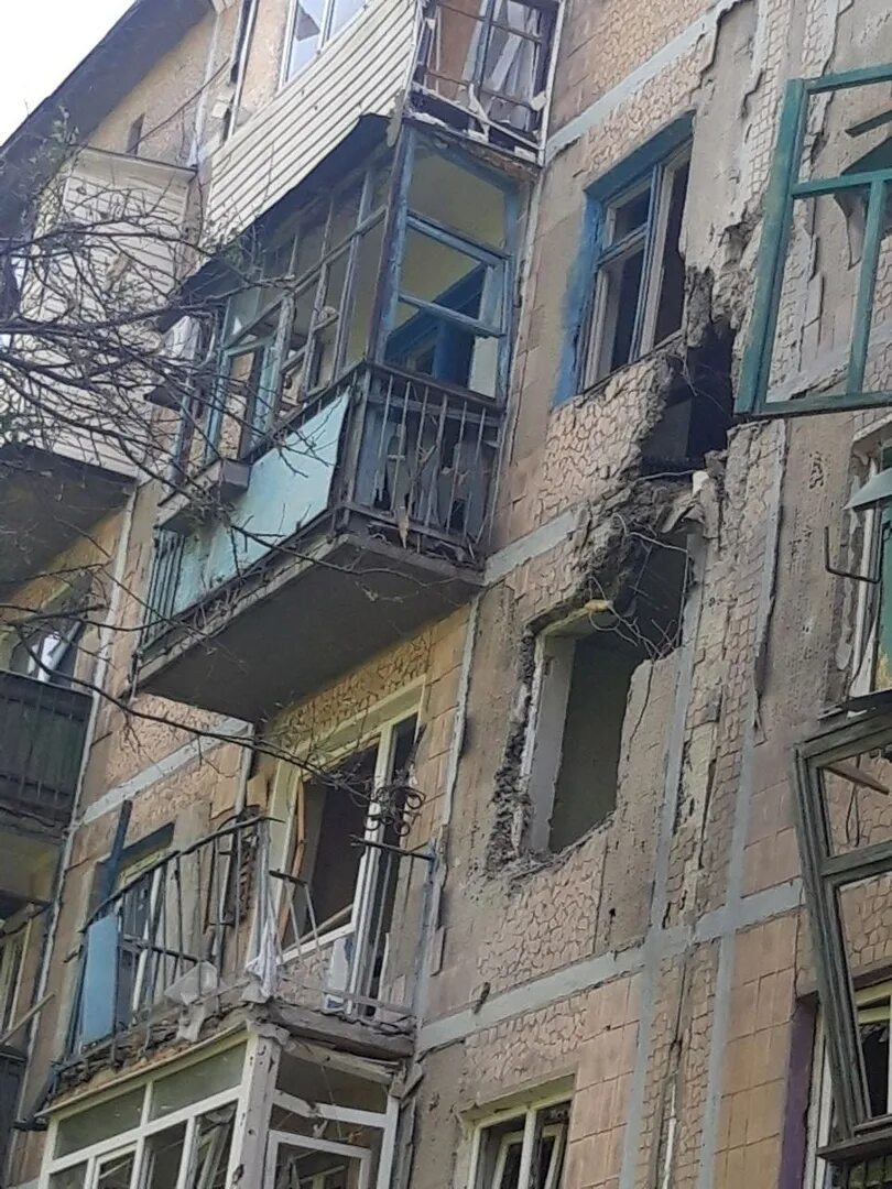 Окна многоэтажного дома. Обстрел донбасс горловка 2014. Горловка донецкая область. Горловка 2014. Разрушенное здание.
