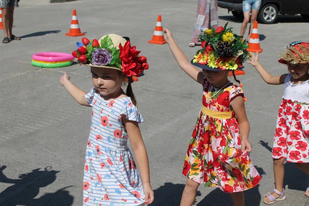 Детские конкурсы в мае. Парад шляп в садике. Конкурс шляпок в детском саду. Шляпа необычная для детского сада. Дефиле шляп в детском саду летом.