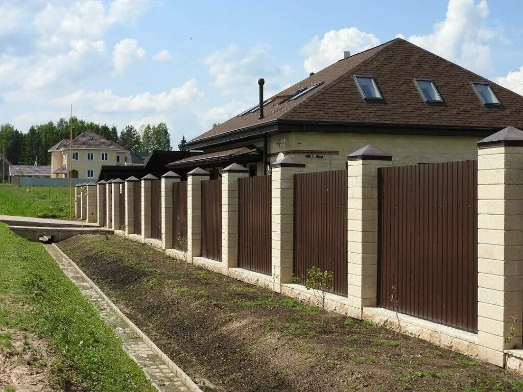 Забор-жалюзи твинго (twingo). Красивый забор с воротами. Красивый забор. Откатные ворота с кирпичными столбами. Угловые ворота на участке.