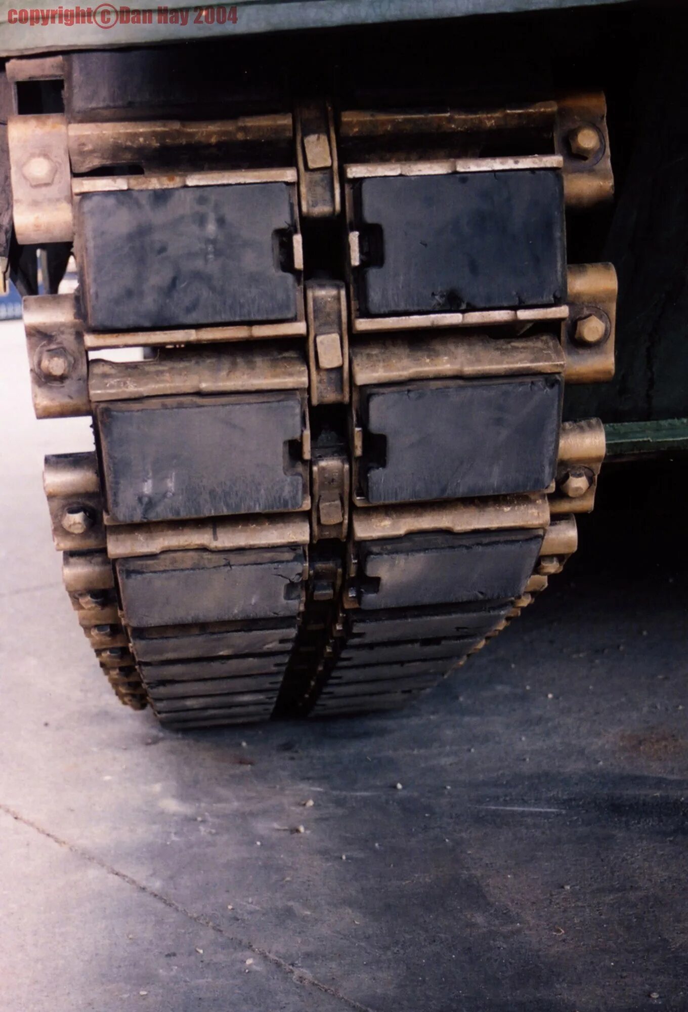 Гусеницы леопарда. Танк леопард 2 гусеницы. Гусеницы леопарда. Гусеница леопарда 2. Трак гусеницы бмп-2.