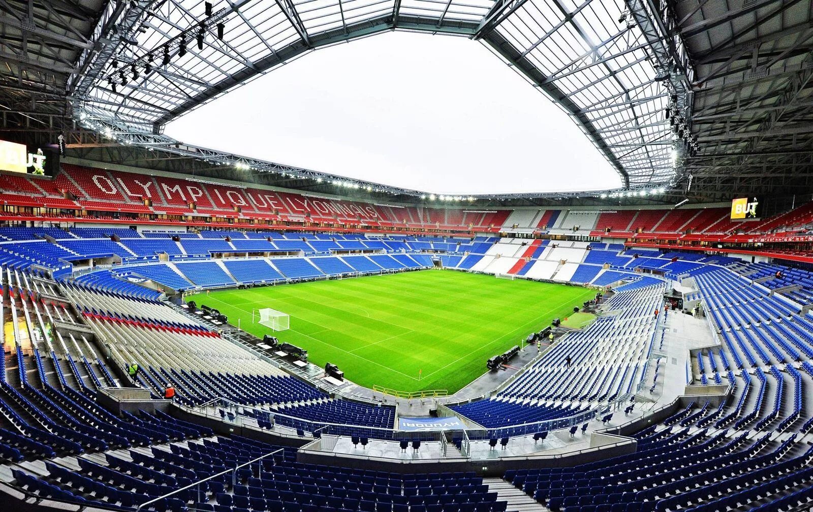 Stadium park. Парк Олимпик Лионне стадион. ФК Лион стадион. Стадион Лион Франция. Стад де Люмьер.