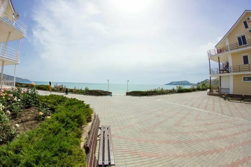 Гурзуф крым 2024. Набережная орджоникидзе крым 2024. Береговое феодосия отели с бассейном на берегу моря 1 но местный. Превысоков песчаное. Феодосия гостиница эдем.