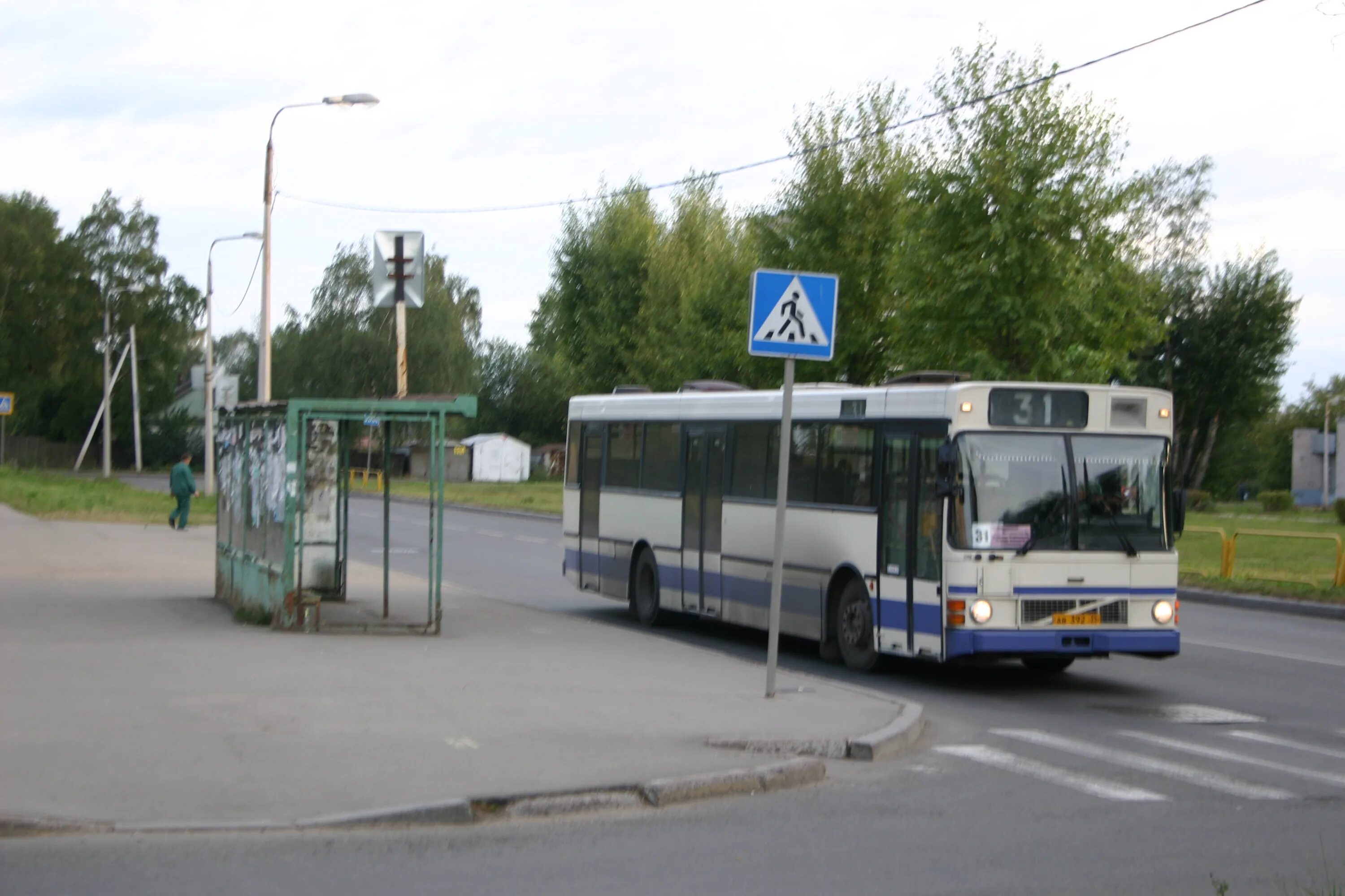 Автобус не остановился на остановке. Остановка автобуса. Маршрутка на остановке. Автобус остановился. Остановка автовокзал.